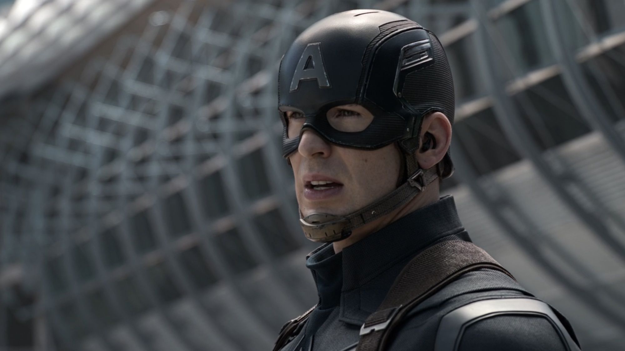 クリス・エヴァンスがセバスチャン・スタンについて質問されたとき、アベンジャーズのネタバレをほぼ暴露しかける