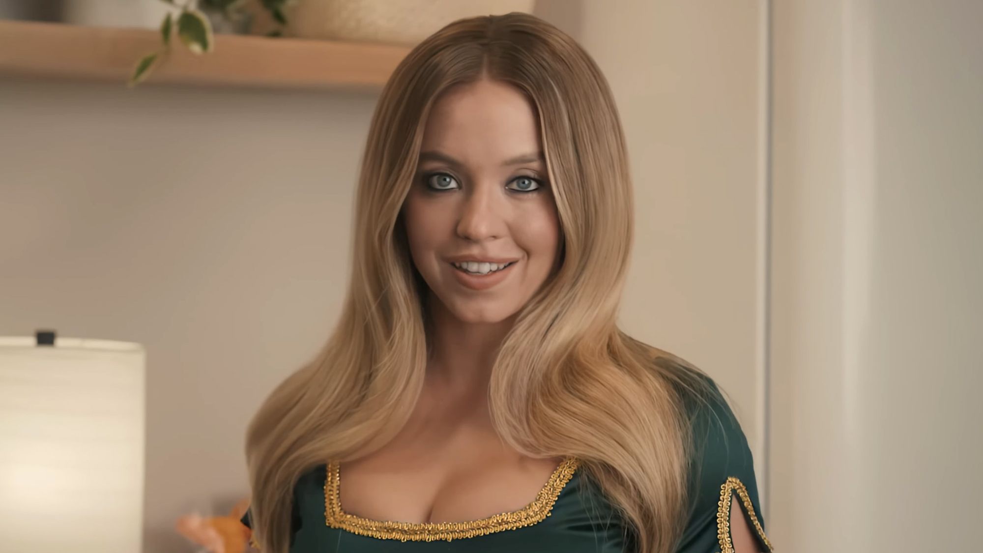 シドニー・スウィーニーが示す ブロンドのダイアナがワンダーウーマン衣装でどう見えるか